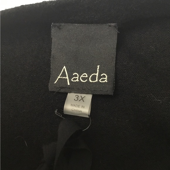 Aaeda Black and White Heart Crew Neck Sweater - Picture 9 of 13